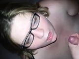elle regarde son mec jouir