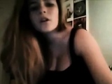 esta joven se calienta y se masturba por webcam