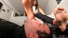 Amateur Foot Fetish Girlfriend Sucks and gives a Footjob