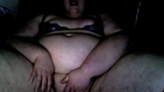 BBW Orgasms Intensely on Webcam