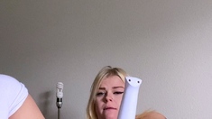 Hot amateur blonde pregnant toying her pussy solo