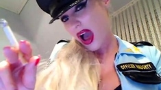 Blonde deutsche Femdom raucht und dominiert vor der Webcam