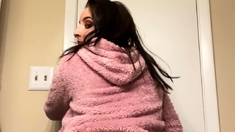 Amateur brunette chick toying her ass and pussy on webcam