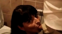 Girl Swallow Cum In The Restaurant Toilet.